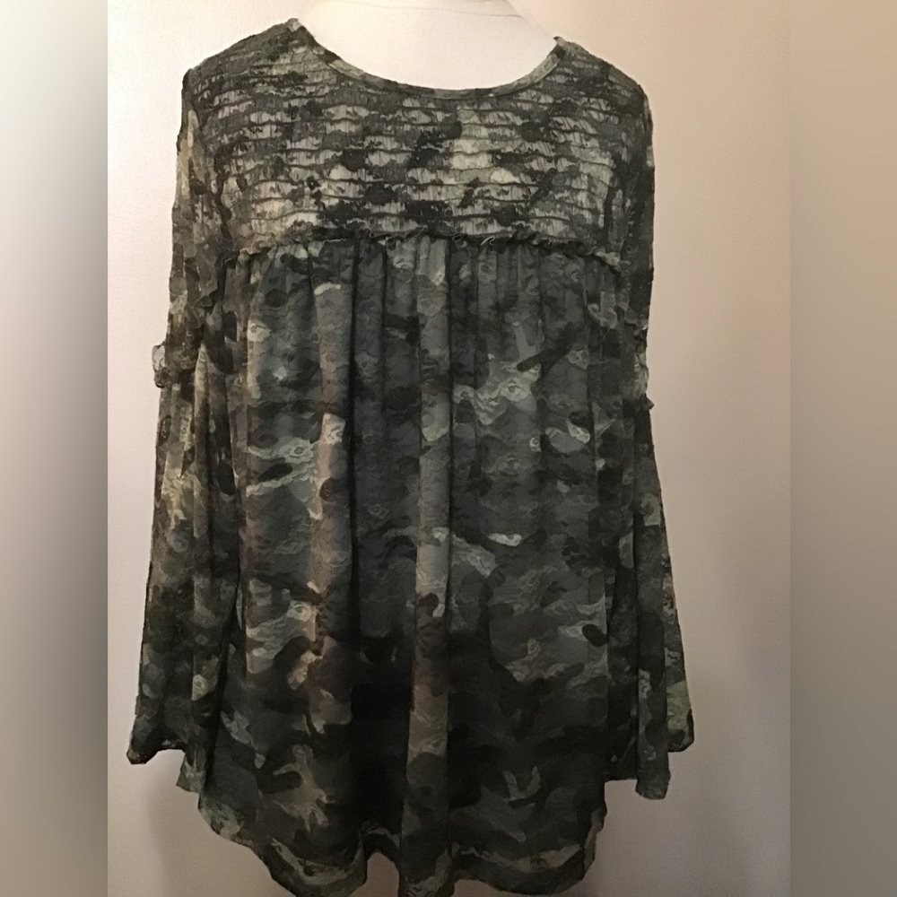 Woman’s new with tags time and true size medium top